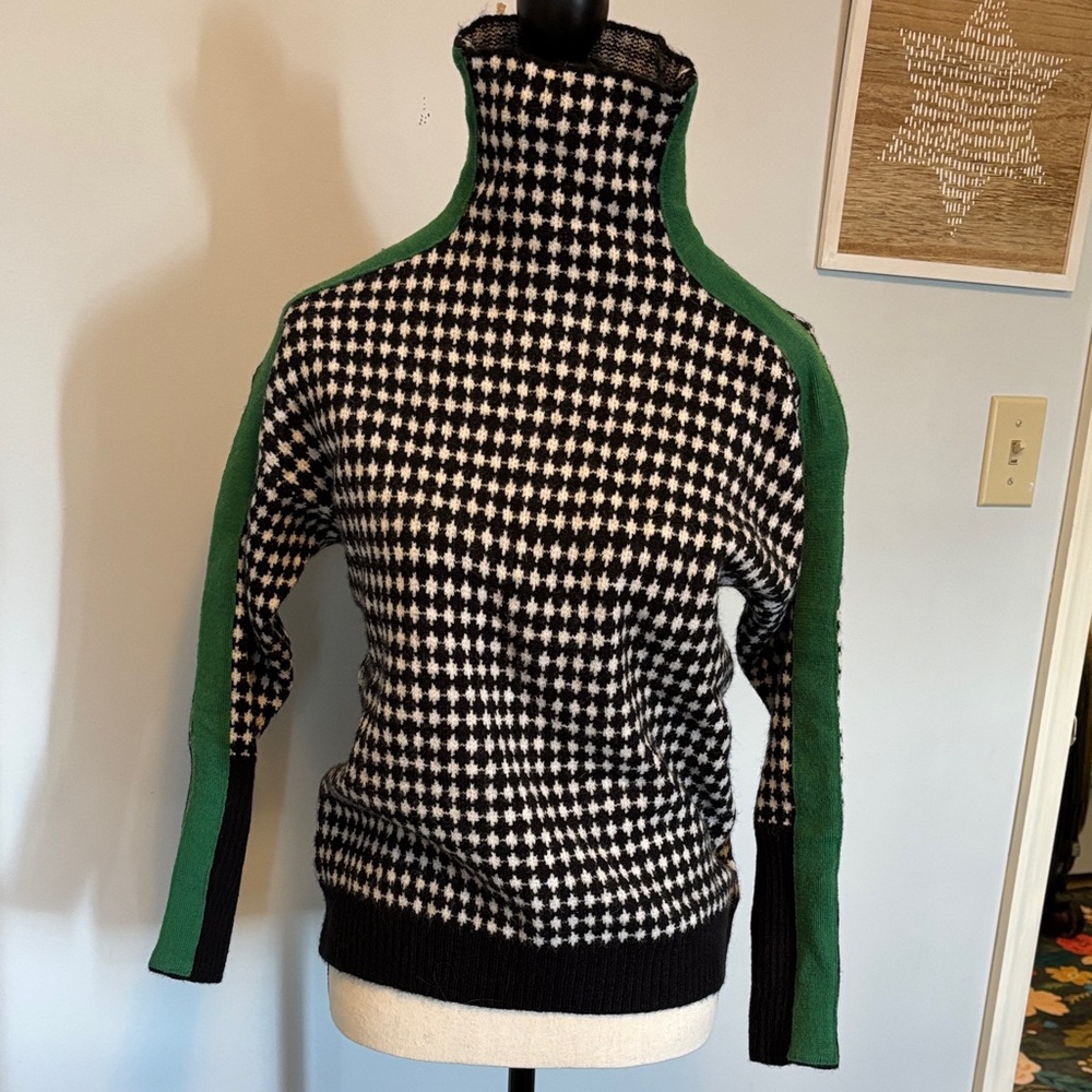 Black & White Houndstooth Sweater with Green Sleeve Stripes Size M